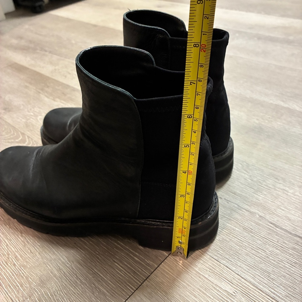 Stuart Weitzman Chelsea slip on leather boots size 8.5 - Picture 6 of 11